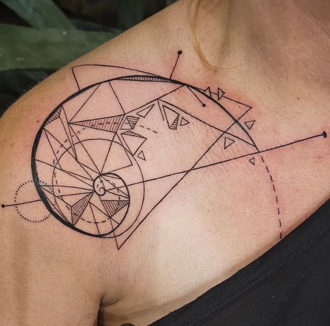 Tatouage géométrique spirale sur l'épaule