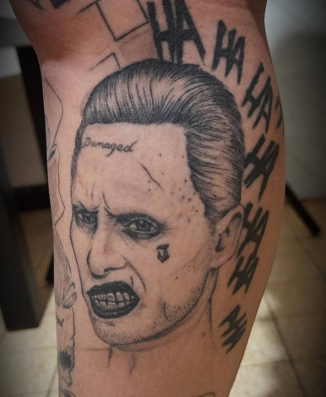 Tatouage gorille réaliste sur la main